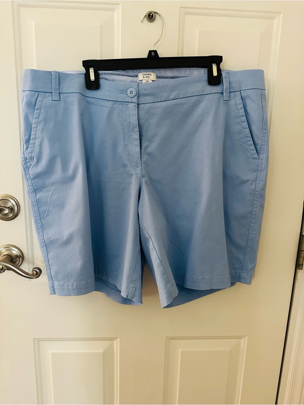 Crown & Ivy Women's Caroline 9” Inseam Shorts